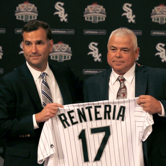 Chicago White Sox manager Robin Ventura, left, smiles as he talks