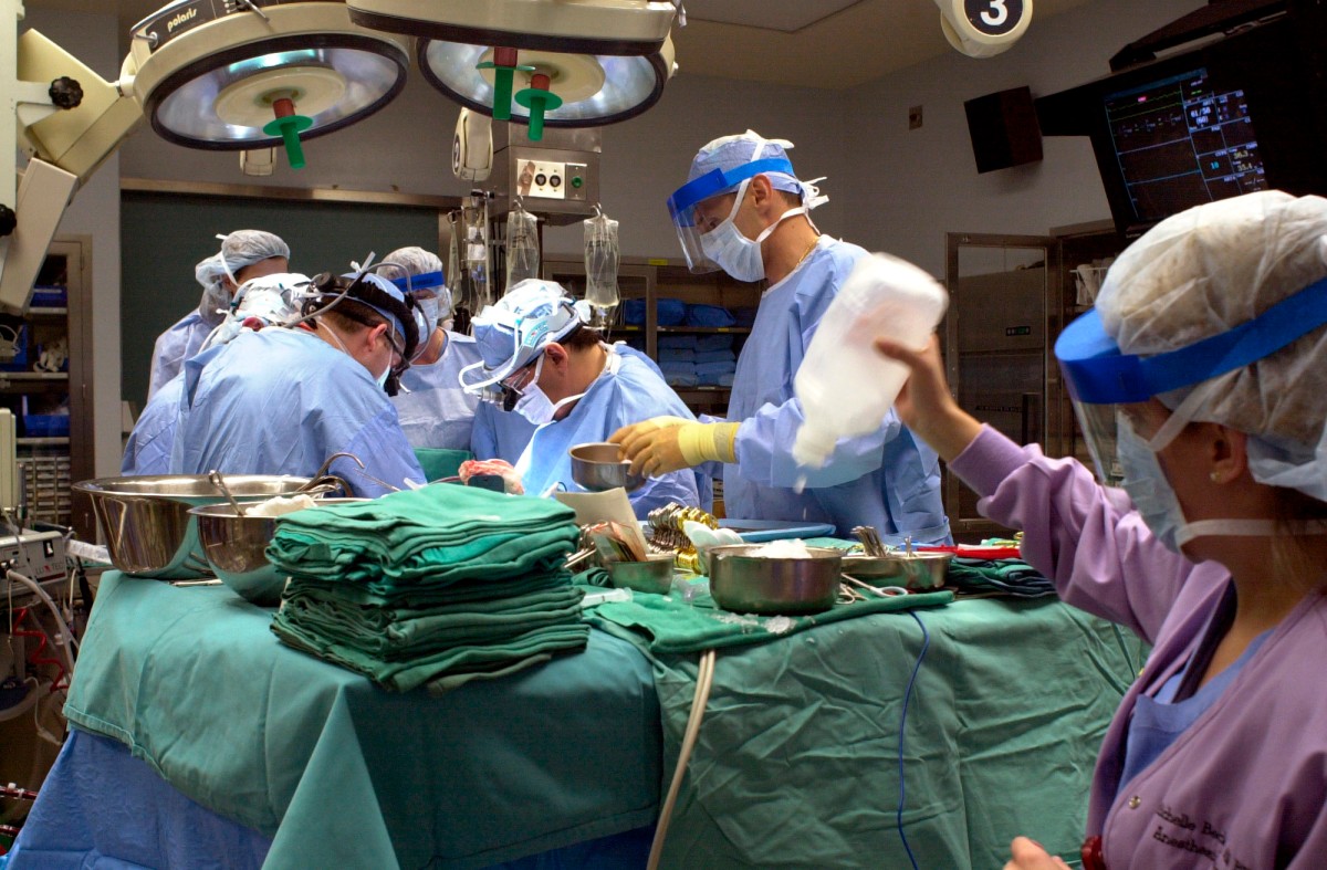 Northwestern surgeons complete groundbreaking 'heart in a box' transplant | WBEZ Chicago