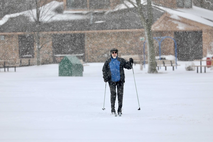 Chicagoans Enjoy Fresh Snow From Winter Storm