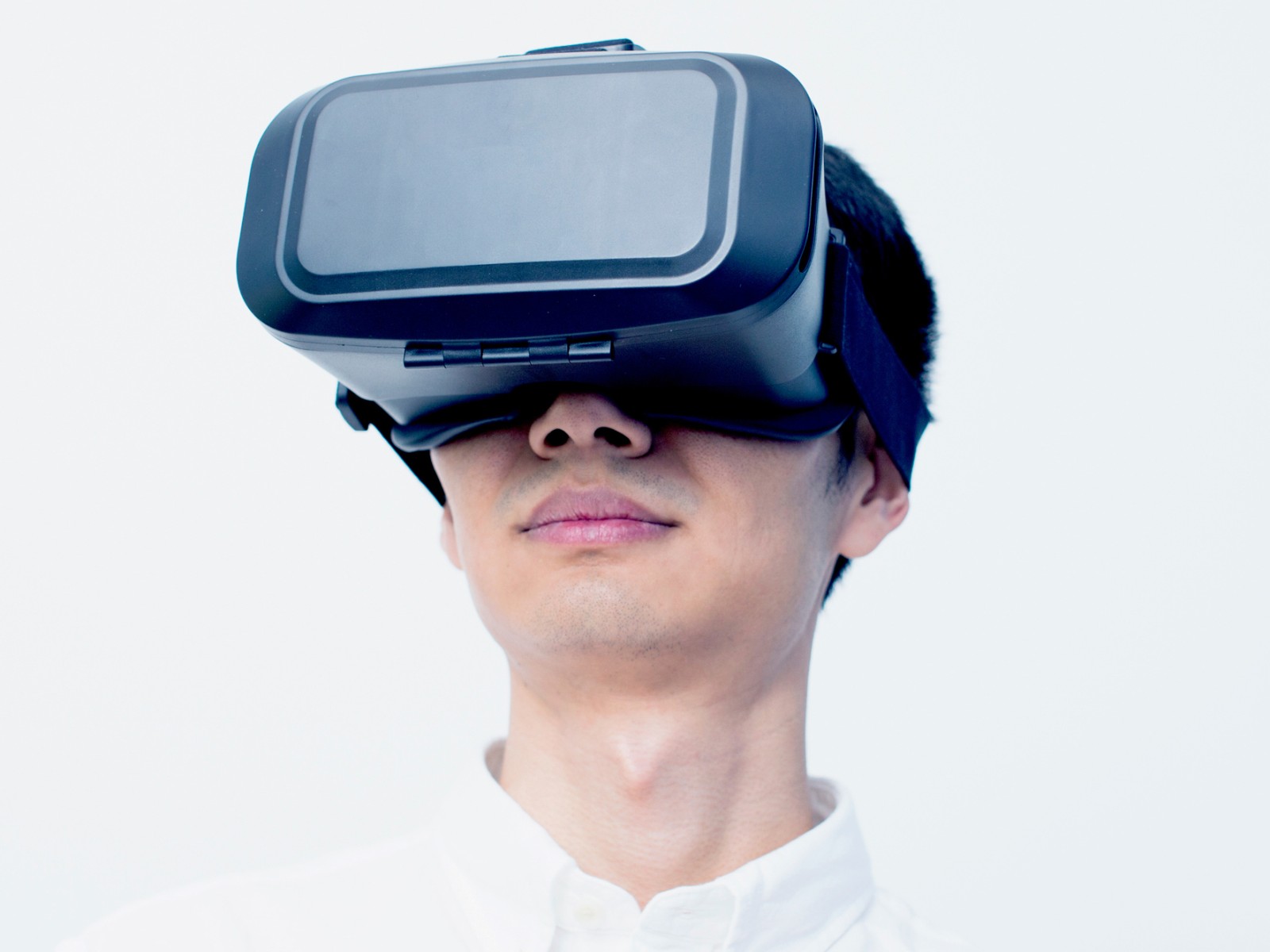 Re vr. VR 61. VR очки на человеке. VR Glasses робот. Виртуальная реальность фон.