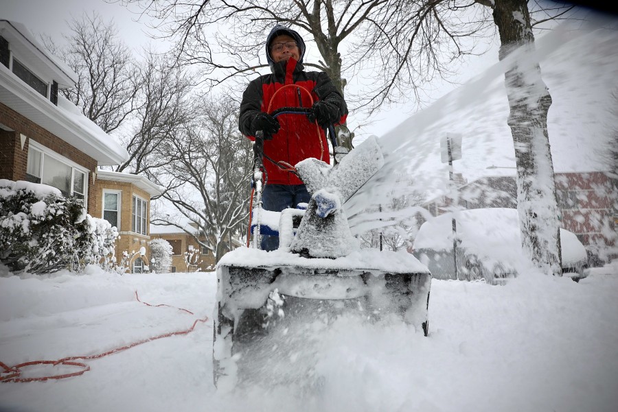 Chicagoans Enjoy Fresh Snow From Winter Storm