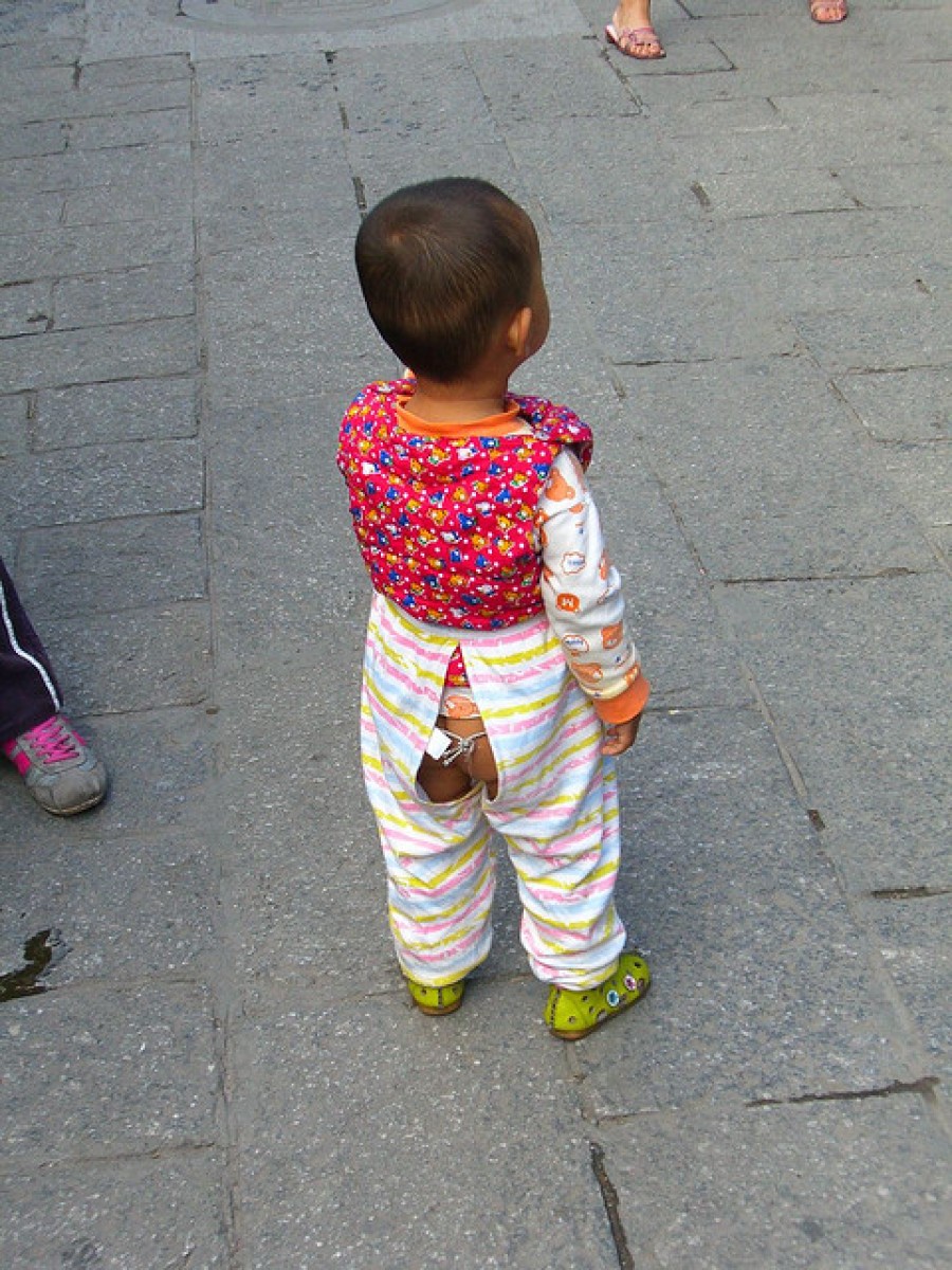 Папы показывают попы. Китайские штаны кайданку. Дети Китай в кайданку. Китайские детские штаны. Китайские детские штаны с дыркой.