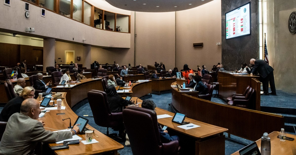 Chicago alderpersons face preelection dilemma: Whether to accept a 9.62% pay raise - WBEZ Chicago