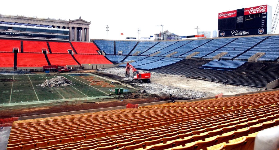 Front Office Sports on X: Chicago Mayor Lori Lightfoot just unveiled a  first look at proposed renovations to Soldier Field 