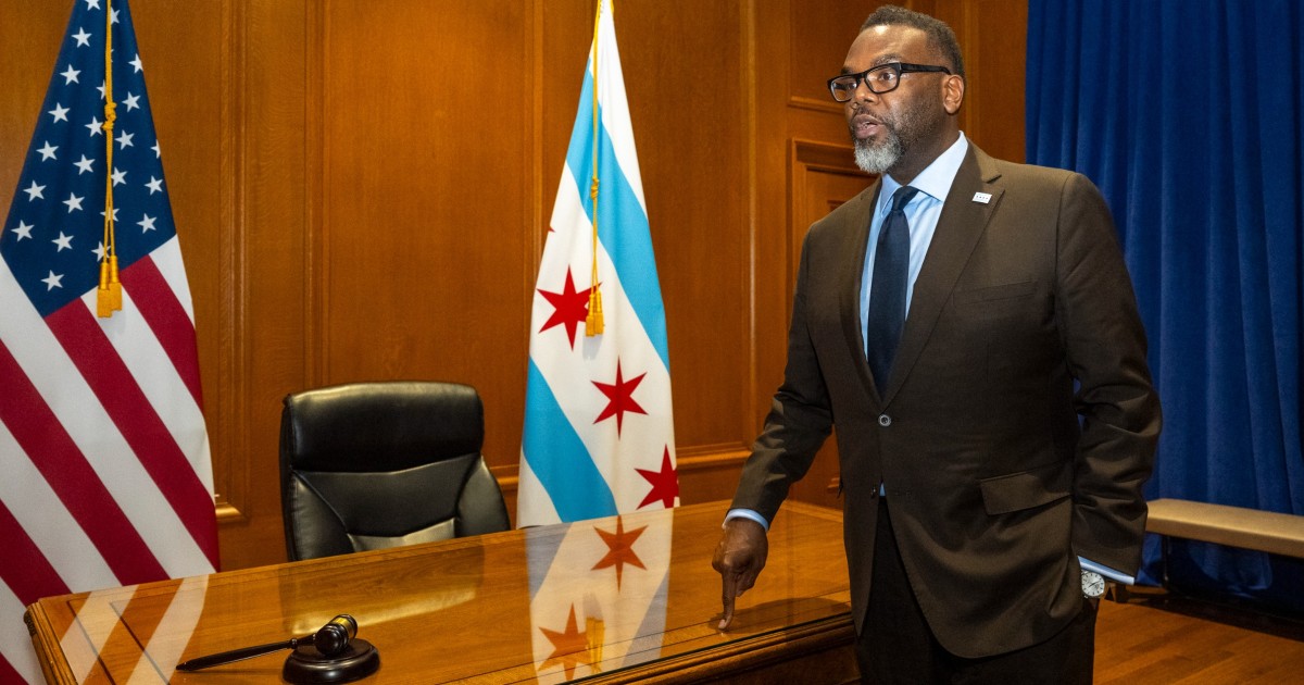 芝加哥市长布兰登·约翰逊快速推动改革芝加哥公立学校