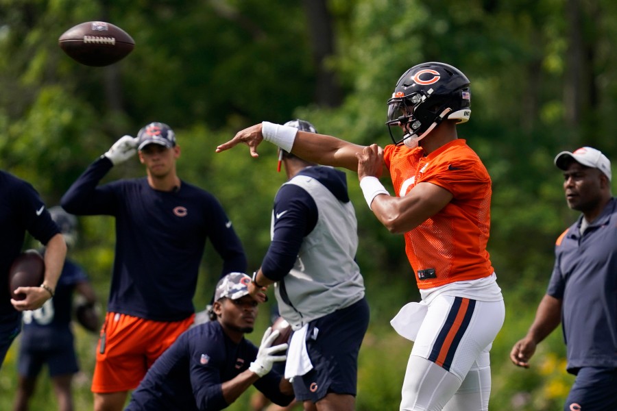 Chicago Bears Training Camp Practice No. 12 notes: Justin Fields and the  offense still working on cadences