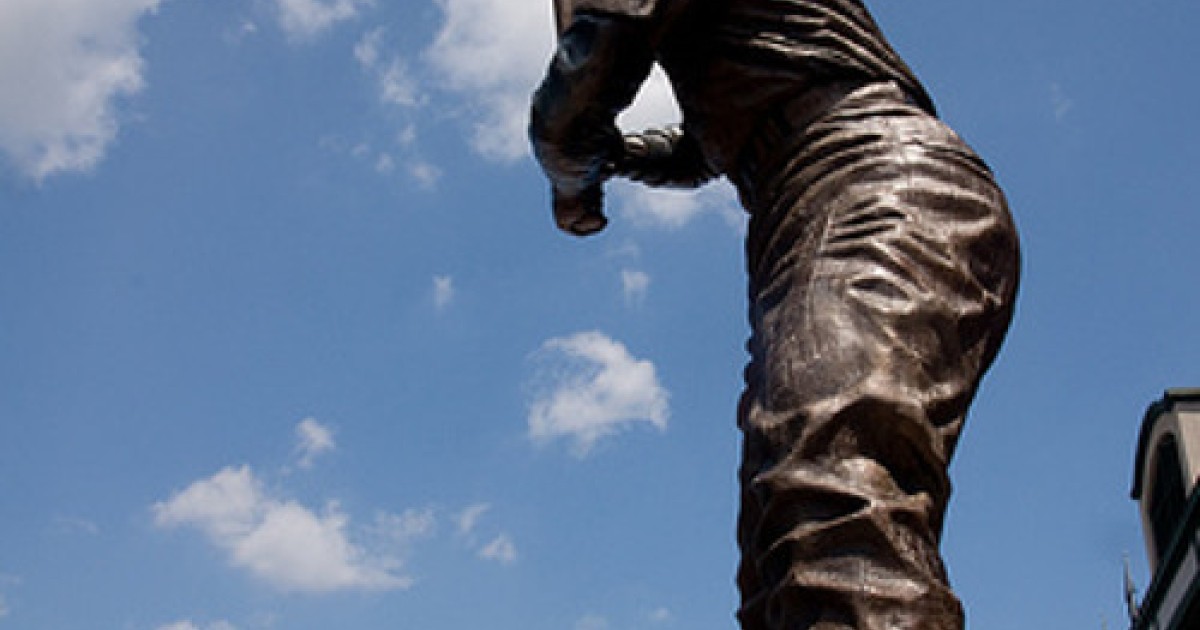 Cubs' Ernie Banks monument unveiled at Graceland Cemetery – Sun