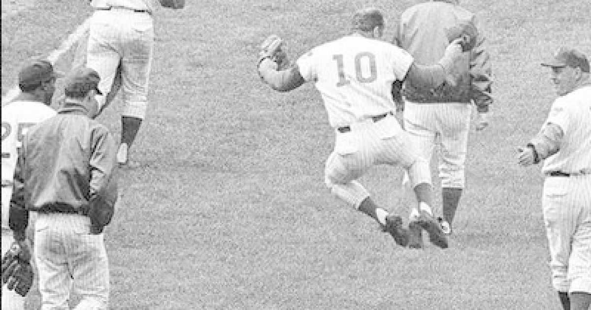 Ron Santo, legendary Cubs third baseman, loses his battle with cancer 