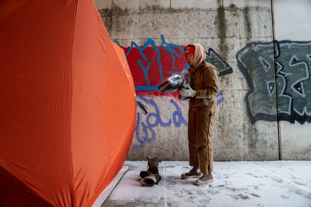 As temperatures drop, how are Chicagoans meeting needs of people living in  tents? | WBEZ Chicago