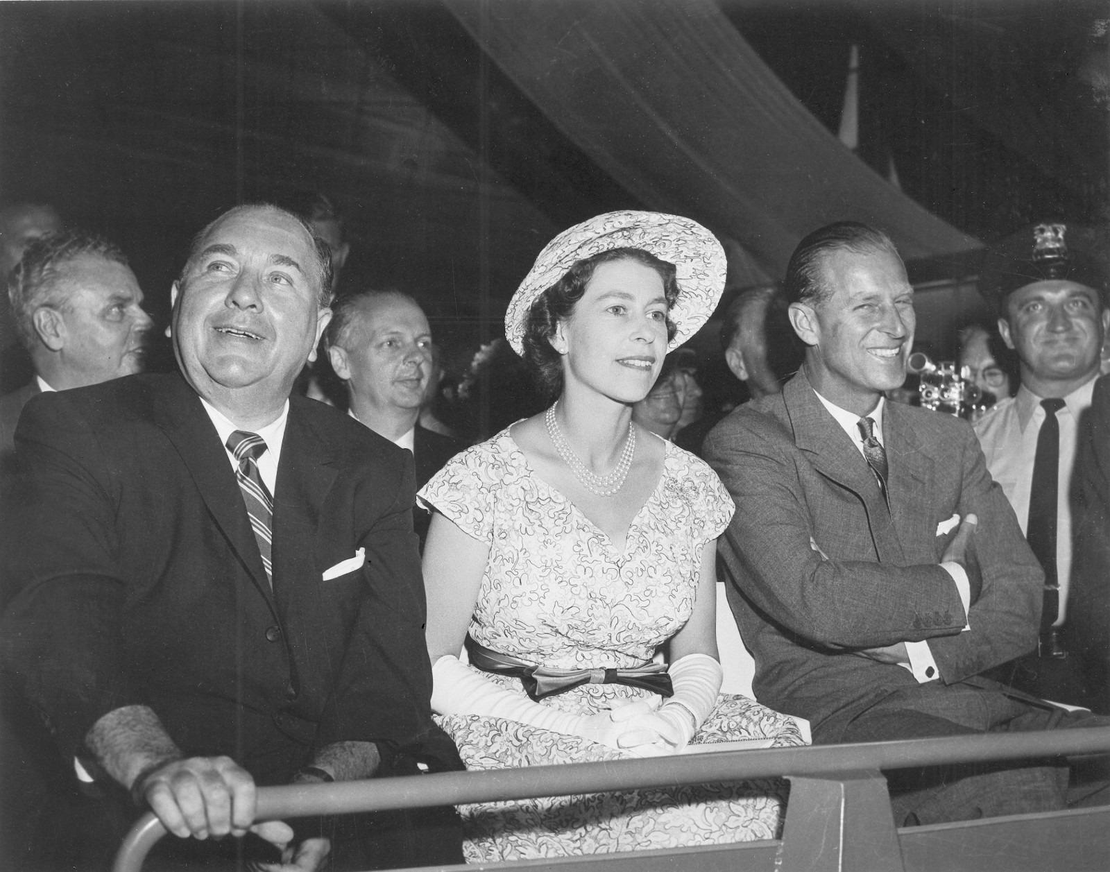 A look back on the time Queen Elizabeth visited Chicago in 1959 ...